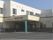 白を基調にした2階建ての建物。敷地内には駐車スペースがあり、安全に暮らせる環境。