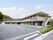 アヴィラージュ鎌倉浄妙寺の外観。２回建てでフロアごとに色がわかれている。広い駐車場付き