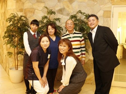「ウェルネスシップ三世」スタッフ集合写真。私たちは、皆様の安全・安心をサポートさせていただきます。