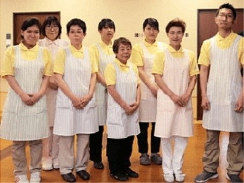 深川立川病院付属 扇苑南砂のスタッフインタビュー。お一人お一人の想いに寄り添う介護ケアをお届けするスタッフです。クリーム色のユニフォームで皆様のご入居をお待ちしています。
