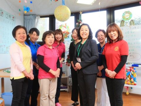 「カーサ・ラ・ヴィーダ保木間」スタッフ一同。入居者様、お一人お一人に寄り添った丁寧なサポートが持ち味のスタッフです。
