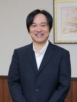 「介護付有料老人ホーム 家族倶楽部」施設長の西村氏。入居者様お一人お一人に対して、誠実な態度を持ち、丁寧にサポートする姿は、まさに施設長の人柄が出ています。
