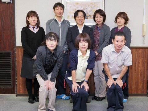 「介護付有料老人ホーム 家族倶楽部」スタッフ集合写真。皆様の快適な生活は私たちにお任せください。