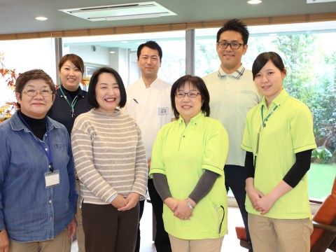 「サービス付き高齢者向け住宅 ドーミー亀有Levi」スタッフ集合写真。入居者様、お一人お一人に寄り添った丁寧なサポートはお任せください。