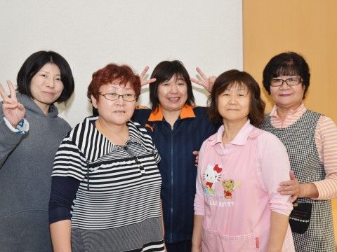 「介護付有料老人ホーム としおの里」スタッフ集合写真。入居者様、お一人お一人の側に寄り添った、丁寧なサポートを心掛けています。