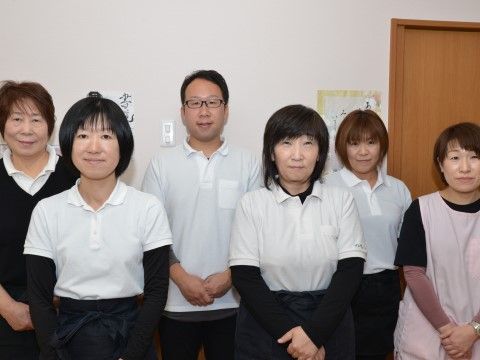 「サービス付き高齢者向け住宅 プレヴェール」スタッフ集合写真。スタッフ一同、全力で皆様の安心かつ快適な生活をサポートします。