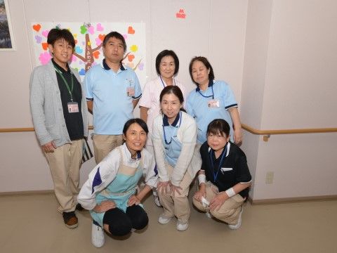 「特定施設 悠楓園」スタッフ集合写真。