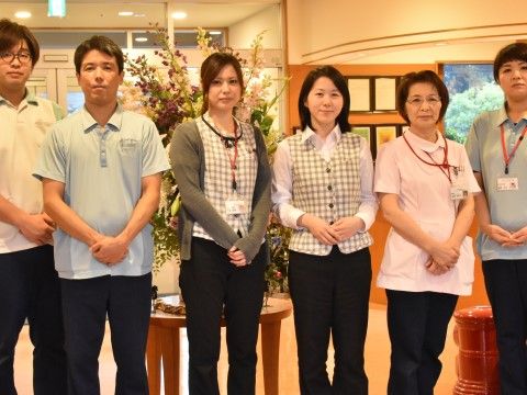 「ふくよかケアプラザ大平寺の森」スタッフ集合写真。皆様の安心かつ快適な生活を全力でサポートさせていただきます。