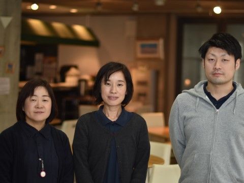 「サービス付き高齢者向け住宅 ハーベスト高宮」スタッフ集合写真。当施設の特徴は、一言でいえば「アットホーム」。すぐに馴染める環境がそこには、広がっています。