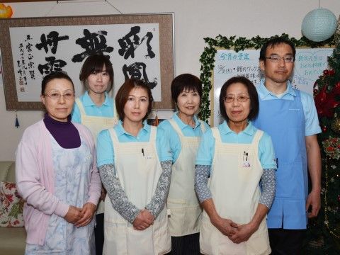 「ラポール伊勢崎」スタッフ集合写真。入居者様お一人お一人に寄り添った丁寧なサポートを心掛けています。