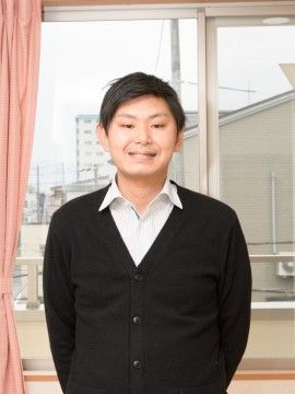 「愛の家グループホーム･小規模多機能型居宅介護 京都円町」施設長の三間氏。入居者様お一人お一人に寄り添った丁寧なサポートは、私たちにお任せください。