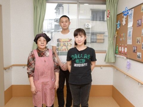 「愛の家グループホーム･小規模多機能型居宅介護 京都円町」スタッフ集合写真。当施設の特徴を一言でいうならアットホーム。皆さんが安心して生活できるように、万全のサポート体制を整えてお待ちしています。