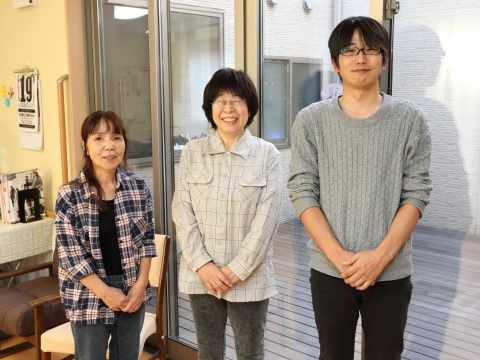 「グループホームまりや」スタッフ集合写真。入居者様お一人お一人の側に寄り添った丁寧なサポートを心掛けています。