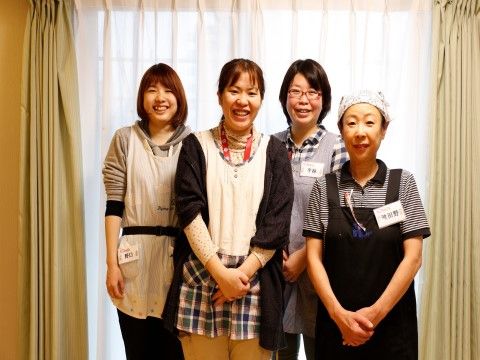 「愛の家グループホーム 大田久が原」スタッフ集合写真。新しくご入居される方を心よりお待ちしています。