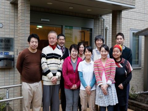「愛の家グループホーム 大田大森西」スタッフ集合写真。