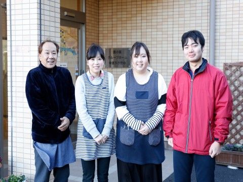 「愛の家グループホーム 中原下小田中」スタッフ集合写真。皆さんが安心して生活できるように、サポート体制は十分に整えております。