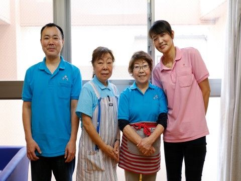 「グループホーム天神あやめ」スタッフ集合写真。入居者様お一人お一人に寄り添った丁寧なサポートを心掛けていますので、どうぞご安心ください。