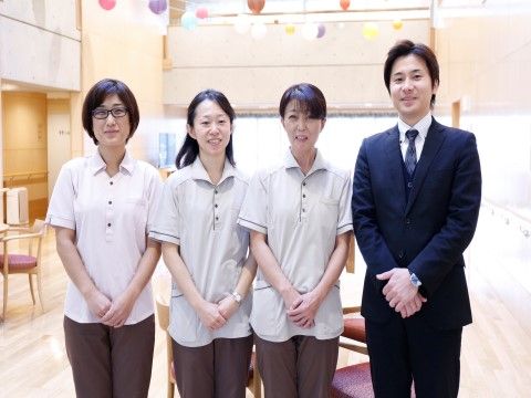「メディカルケア センチュリーハウス溝の口」スタッフ集合写真。お一人お一人のスタッフからは、真摯な態度が滲み出ています。