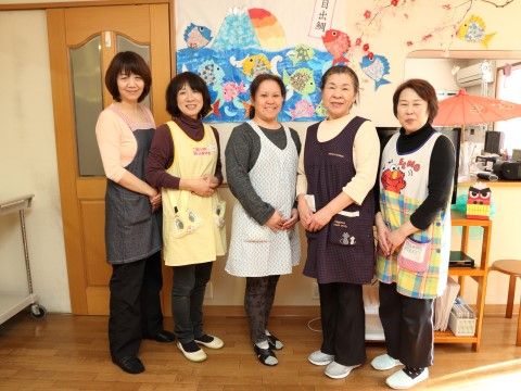 「グループホームいずみ別荘」スタッフ集合写真。皆さんの安心・安全は私たちにお任せください。