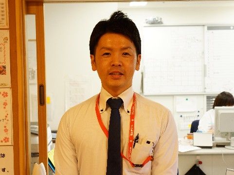 カメラに向かって微笑むスタッフさん。