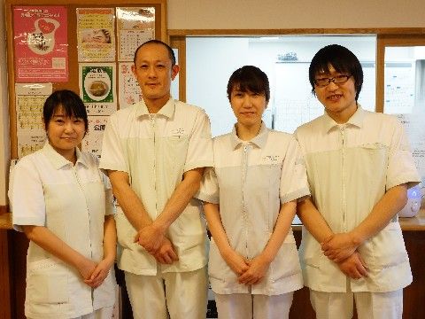 制服を身に着けた、施設のスタッフさん。