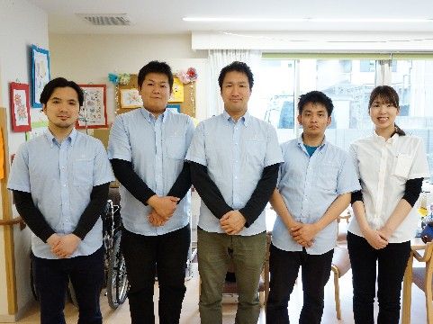 制服を着たスタッフさんの集合写真。
