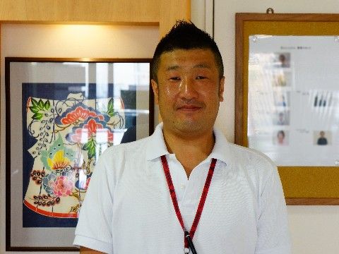 カメラに向かって微笑む施設長さん。