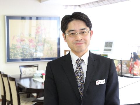 明るい館内と、微笑むスタッフさん。