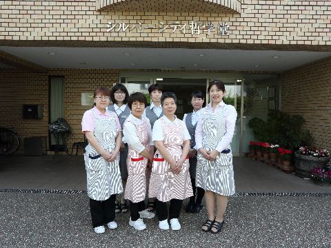 施設のエントランスに集合したスタッフさん。