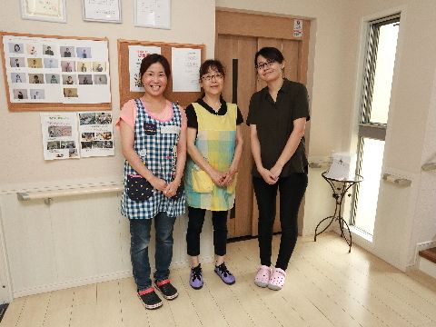 リビング、ダイニングともに、白を基調とした内装になっています。部屋が明るいと、入居者の方も笑顔になれます。