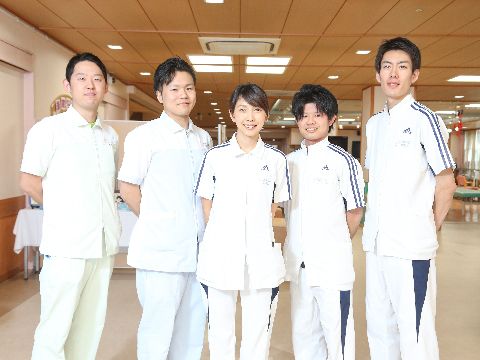 リハビリスタッフや介護士、看護師など若いスタッフが多く働いていており、365日24時間体制で入居者のサポートをしている。