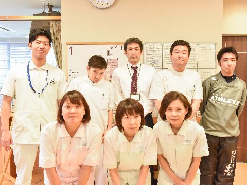 笑顔の明るいスタッフが8名おり、入居者の対応にあたっている。基本的にスタッフは白衣を着用し、清潔感を意識している。