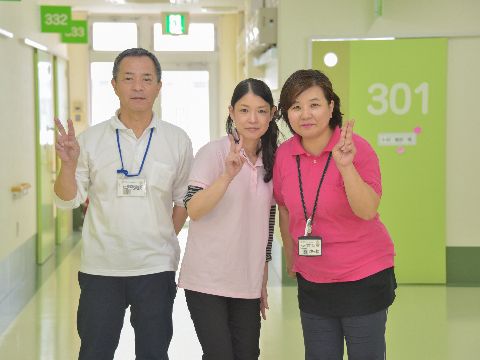 グループホーム内のスタッフは男性、女性両方そろっている。年齢もさまざまであるが、いつも笑顔で元気に対応している。