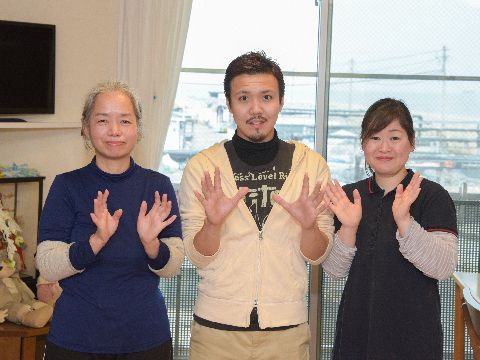 少人数の利用者の人たちに役割を持ってもらい、家庭的で自立した生活を送ることができるように、見守り支援していく職員の方々。