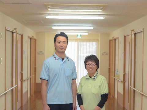 笑顔の優しい施設のスタッフ。ご入居様の身体レベルに合わせた適切なケアを行ってくれる。ご質問やご相談は随時受け付けている。