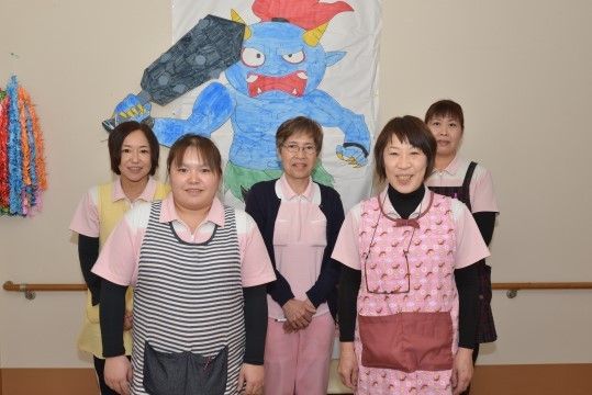 「あんしんホーム高崎岩鼻」のスタッフ。多くのスタッフがシニアライフをサポートする。