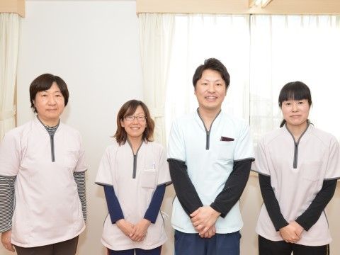 「ふるさとホーム鹿沼」のスタッフ。笑顔で明るく元気なスタッフが、入居者様に安心と笑顔を与える。