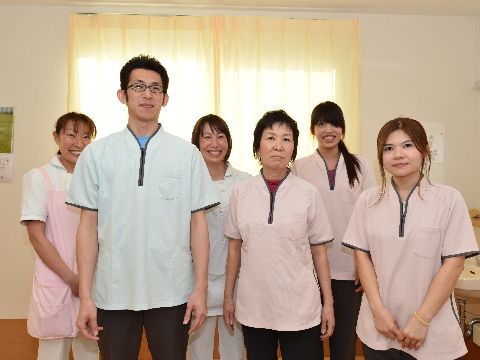 男性と女性のスタッフである。笑顔が素敵で、相談しやすくなっている。高齢者のサポートをしてくれ、とても心強い。