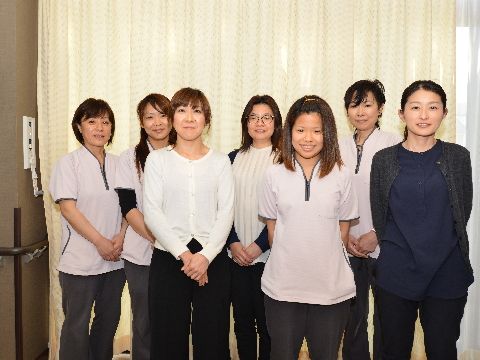 こちらで働くスタッフたちである。毎日、笑顔で利用者に接している。利用者が、快適に過ごせるように精進している。