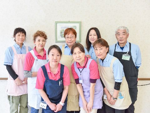 施設内のスタッフは男性、女性両方そろっている。年齢もさまざまであるが、いつも笑顔で元気に対応している。