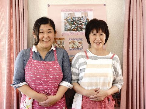 介護スタッフは女性で、カジュアルな私服にエプロンを身に着けている。それぞれの資格をいかして、入居者の方に接している。
