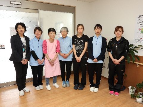 若い方からベテランの方まで女性のスタッフが多く在籍している。施設内にはたくさんの観葉植物が飾られている。