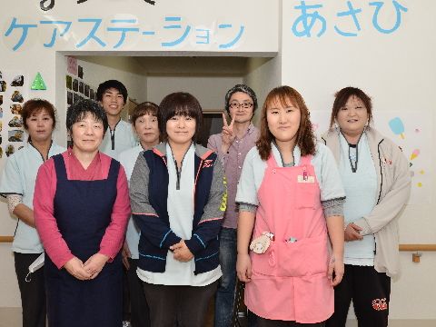 ホームのスタッフは、いつも明るくてとても元気がある。毎日のスタッフの笑顔に入居者の方も笑みがこぼれる。