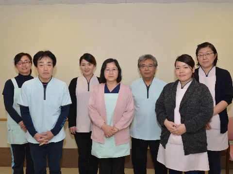 施設での生活を支えるスタッフのみなさんの写真である。毎日心を込めて、快適に過ごせるよう安心安全な生活をサポートする。