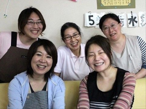 施設のスタッフの様子です。少人数の施設なのでスタッフ間の仲も良く、施設内はとても明るくやさしい雰囲気です。