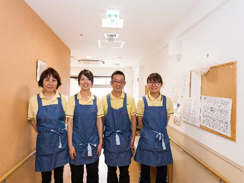 たのしい家 此花高見のスタッフインタビュー。経験の豊富なスタッフが毎日みなさまに寄り添って介護・サポートをを行なっております。