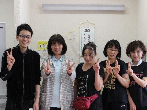 「スマイルコート茨木紫明園」のスタッフ。ご入居者様の快適な施設暮らしを損なわないよう、スタッフがケアサポートを行っている。