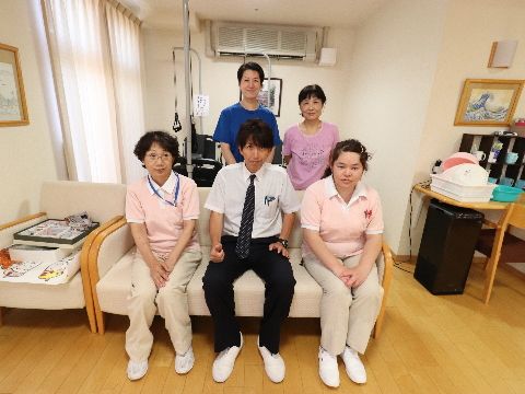 居住者様の身の回りのお世話をするスタッフ一同。年齢層も幅広い。快適な毎日を過ごせるよう笑顔で対応。