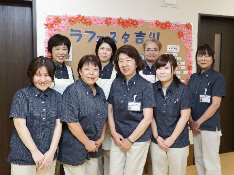 サービス付き高齢者向け住宅では、24時間体制で高齢者の生活をサポートできるように、さまざまな資格をもったスタッフが働いている。