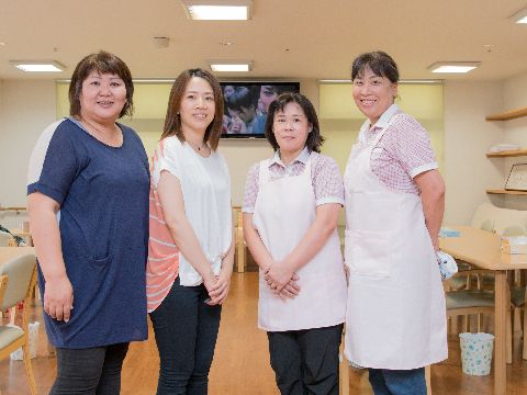 お年寄りが暮らすグループホームでは、いつでも入居者のサポートがおこなえるように、たくさんのスタッフが働いている。
